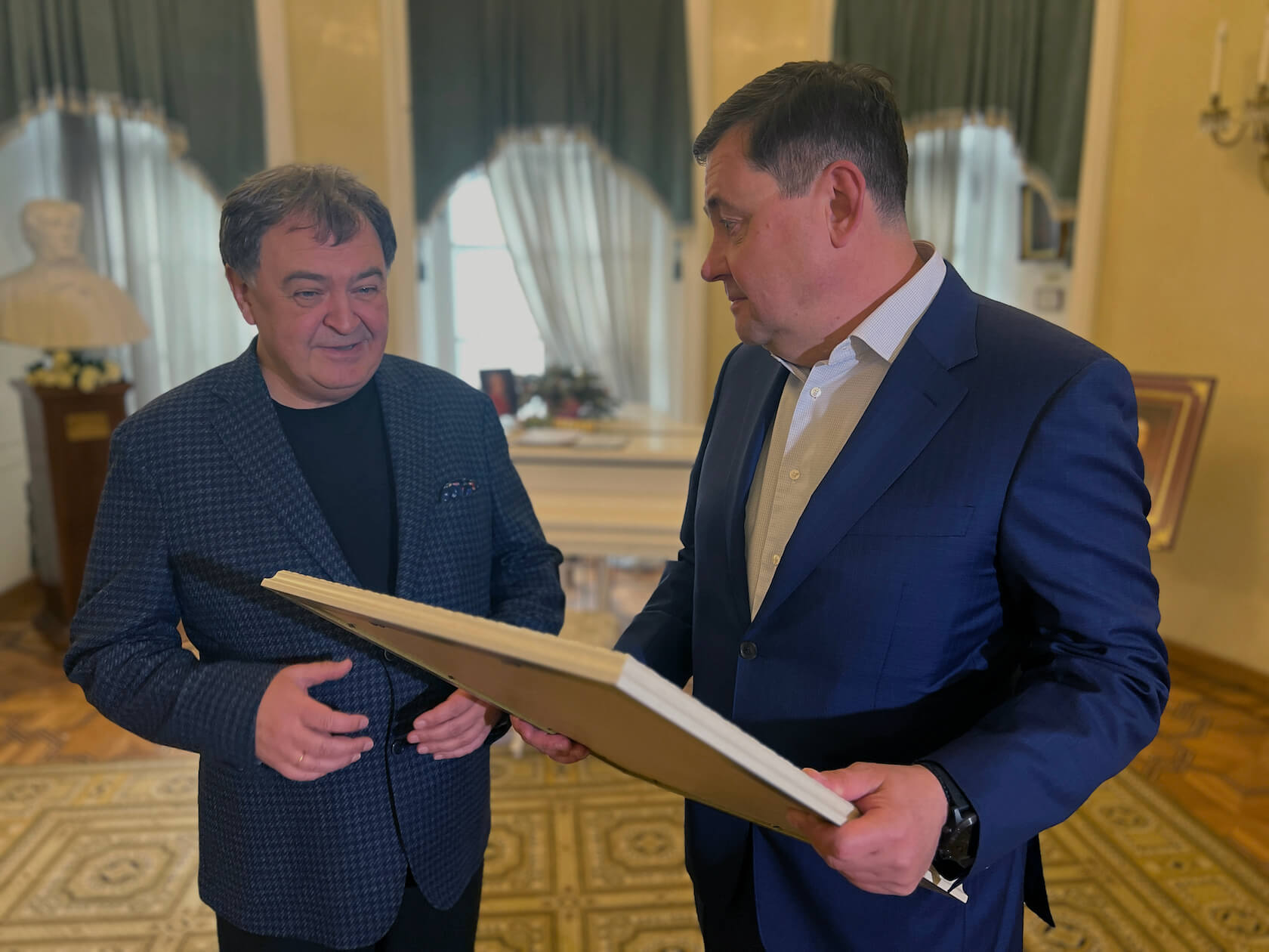 Дмитрий Лиханов поблагодарил доктора Олега Гриднева за помощь детям ЛНР