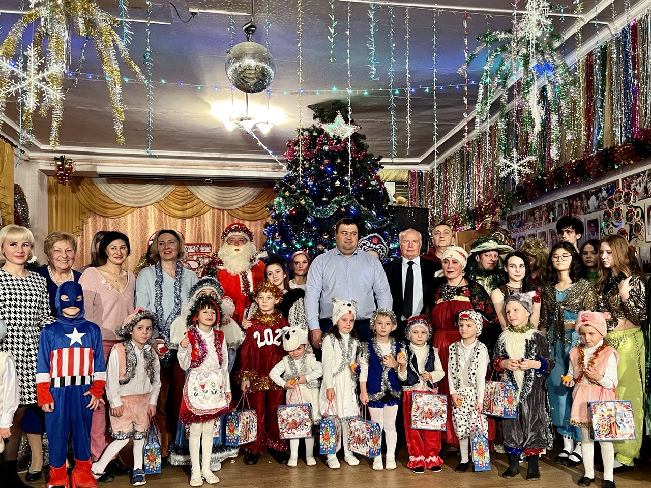 Представители «Фонда защиты детей» и Российского детского фонда  навестили своих подопечных в Луганске
